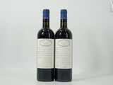 deux bouteilles de vin rouge posées l'une à côté de l'autre sur une table