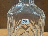 une bouteille en verre transparent posée sur une table en bois
