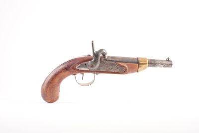 un gros plan d'un pistolet jouet sur fond blanc