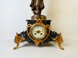 une horloge surmontée d'une statue