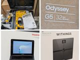 quatre photos différentes d'un ordinateur portable et d'autres appareils électroniques