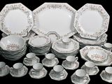 beaucoup d'assiettes, de tasses et de soucoupes sur la table