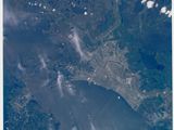 une image satellite d'une ville et d'un plan d'eau