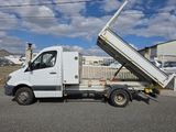 un camion blanc garé sur le bord de la route