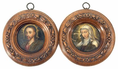 Deux tableaux représentant Jésus et Marie sont accrochés au mur.