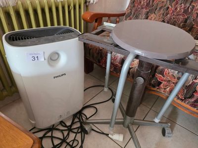 un purificateur d'air posé sur une table à côté d'une chaise