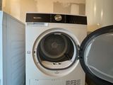 une photo d'un lave-linge et d'un sèche-linge dans une pièce