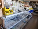 de nombreuses étagères dans le magasin avec divers articles dessus