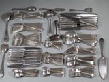 plusieurs fourchettes et cuillères disposées sur une table