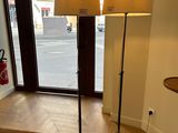 deux lampes posées sur un pied dans une pièce