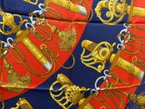 une écharpe rouge et bleue ornée d'un motif doré