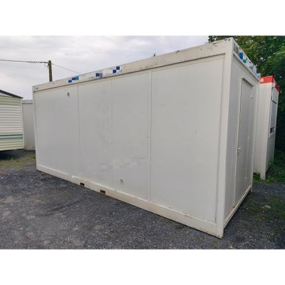 une photo d'un conteneur de stockage portable blanc dans un jardin