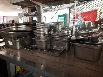de nombreuses casseroles sur le plan de travail de la cuisine