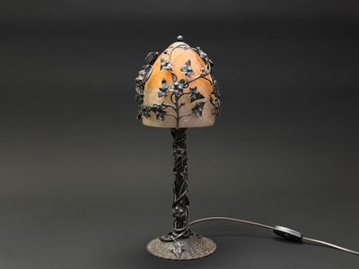 Lampe de salon en fer forgé et verre marmoréen - Photo 1
