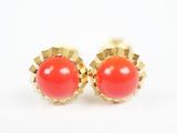 une paire de boucles d'oreilles à clous en corail et or sur fond blanc