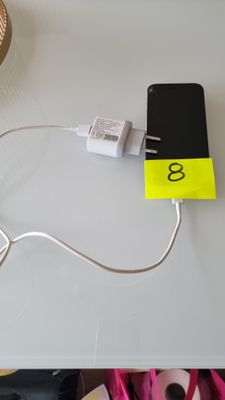 Iphone 15 avec son chargeur. (écran et dos cassés) - Photo 1