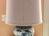 une lampe posée sur une table dans une pièce