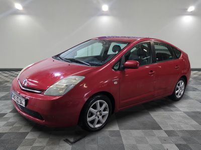 la voiture rouge est garée dans le garage sur le sol en damier