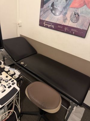 un fauteuil de médecin et une table dans une pièce