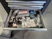 Lot de 2 servantes d’atelier et leurs contenus en visserie e… (photo 5)