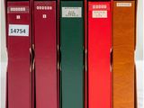 Plusieurs livres rouges et verts sont empilés les uns sur les autres