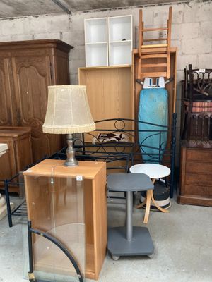 une pièce remplie de meubles, avec une lampe posée sur une table