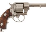 un revolver argenté à crosse en bois sur fond blanc