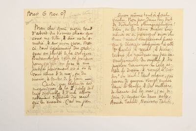 une vieille lettre manuscrite écrite à l'encre noire sur un morceau de papier
