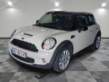 une Mini Cooper blanche garée dans un garage