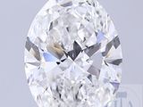 un diamant de taille ovale sur fond blanc