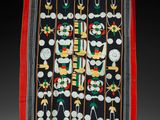 un tissu noir et rouge orné d'un motif représentant des oiseaux et des fleurs