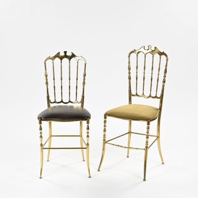 paire de chaises dorées à assise rembourrée