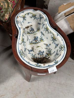 une chaise sur laquelle est posé un bol, dans une pièce