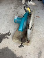 Une scie circulaire MAKITA 2414NB.