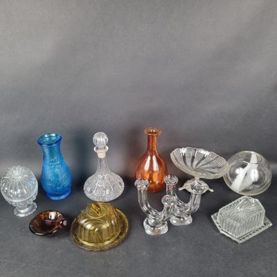 beaucoup d'objets en verre qui se trouvent sur la table