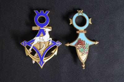 deux épingles portant un motif bleu et or