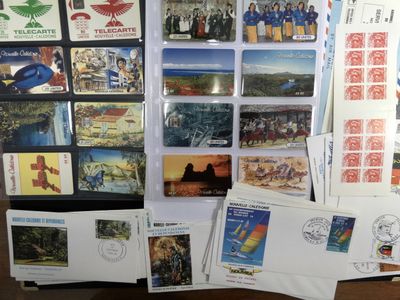 beaucoup de timbres et de cartes postales posés sur une table