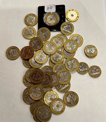 beaucoup de pièces qui sont sur la table
