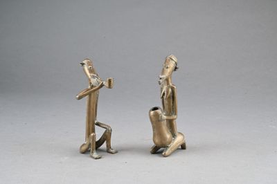paire de figurines en bronze représentant un homme et une femme assis par terre