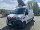 la photo d'une camionnette blanche garée sur un parking