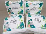 quatre paquets de couches pour bébés posés sur une table