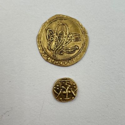 Moyen Orient - Lot de deux monnaies comprenant :