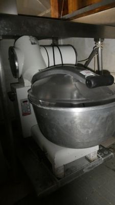une photo d'une cuisine avec un grand saladier posé sur le plan de travail