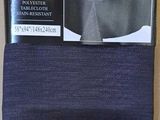 l'emballage d'une nappe sur laquelle est posée une nappe noire