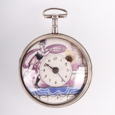 une montre de poche en argent sur laquelle figure le portrait d'une femme