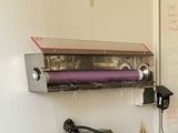 des toilettes avec un rouleau de papier toilette accroché au mur