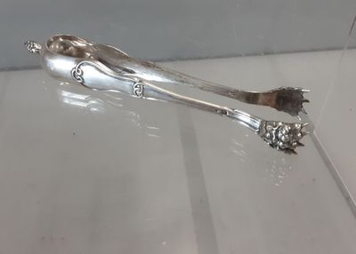 une cuillère et une fourchette en argent posées sur une table