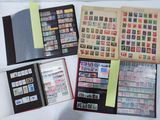beaucoup de timbres dans une chemise sur la table