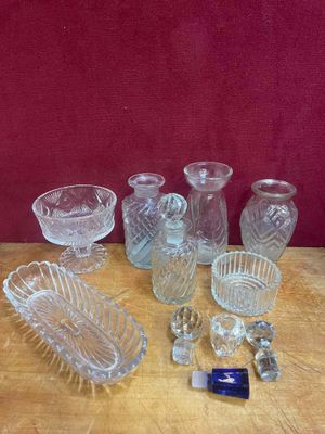 un grand nombre d'objets en verre posés sur une table