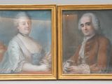 une paire de portraits représentant un homme et une femme